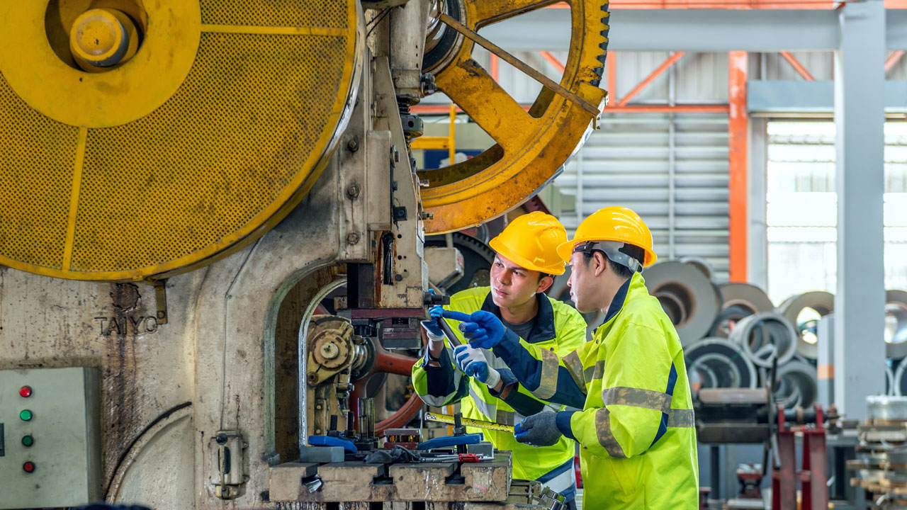 How multi-site manufacturers regain control of waste spend 1 Manufacturing workers in multi-site manufacturing waste management environment
